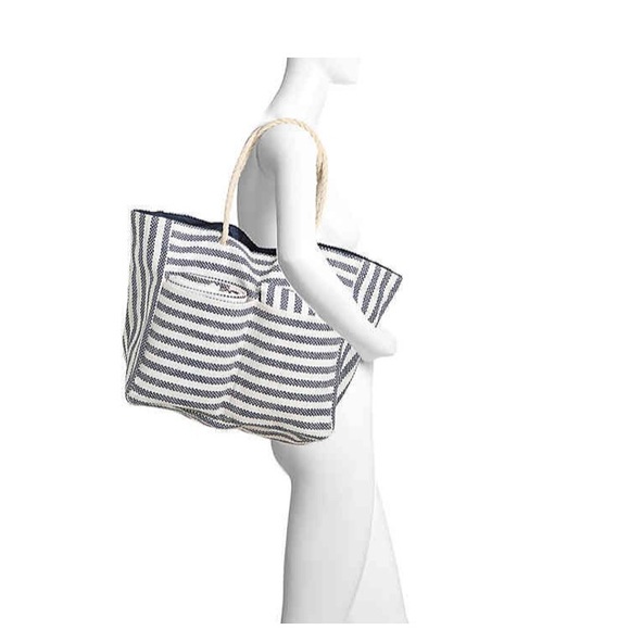 DSW Beach Day Tote With Pillow and Mat - Picture 4 of 8